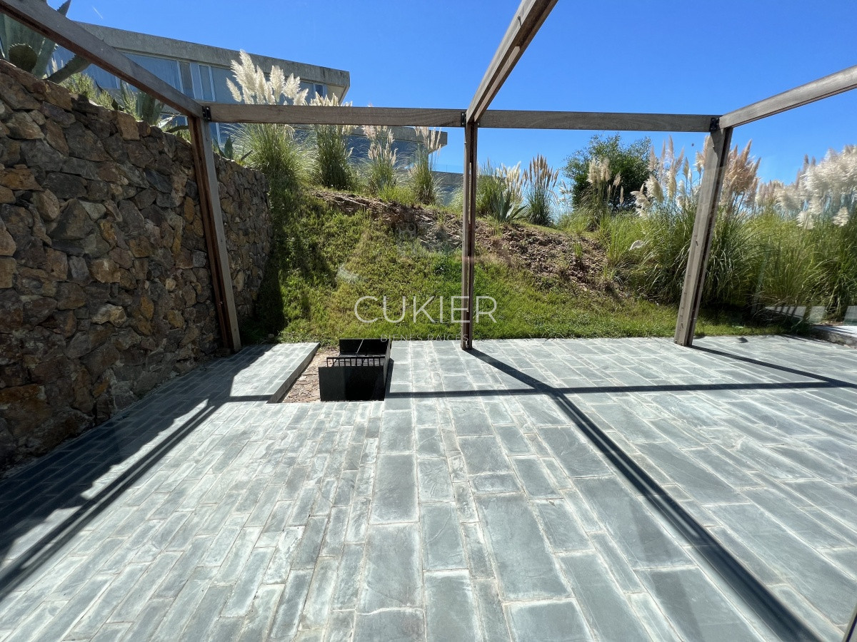 Apartamento ID.1341 - Alquiler de temporada y venta de apartamento 2 dormitorios a estrenar duplex con piscina propia y primera linea al mar en Punta Ballena 