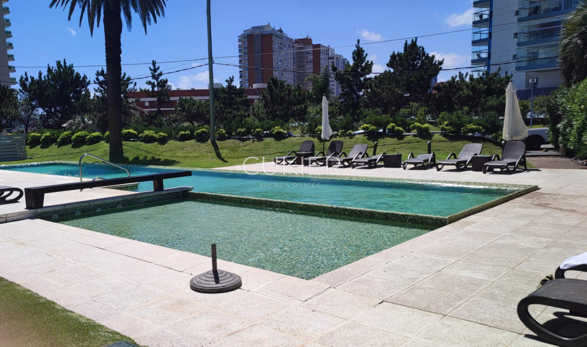 Apartamento ID.3395 - Alquiler invernal de hermoso apartamento de 2 dormitorios con vista al mar en playa mansa edificio full amenities