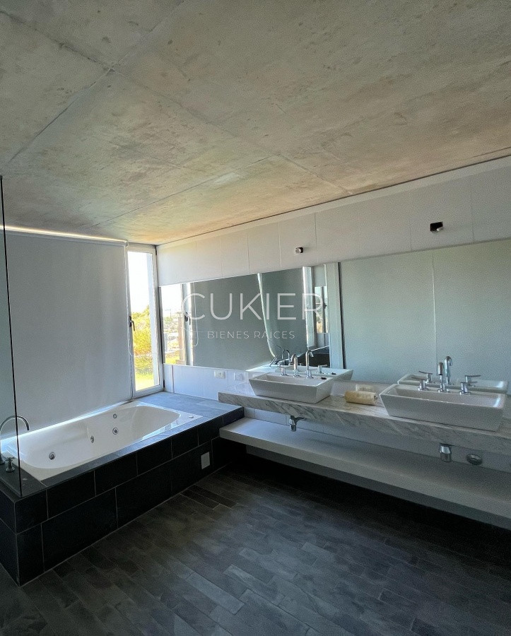 Apartamento ID.1341 - Alquiler de temporada y venta de apartamento 2 dormitorios a estrenar duplex con piscina propia y primera linea al mar en Punta Ballena 