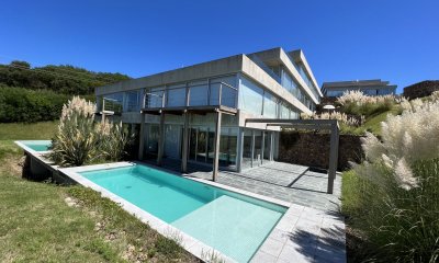 Alquiler de temporada y venta de apartamento 2 dormitorios a estrenar duplex con piscina propia y primera linea al mar en Punta Ballena