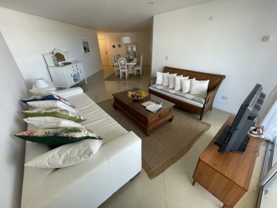 Amplio Apartamento de 3 dormitorios + dependencia a 100 metros Del Mar - Ref : EQP5696