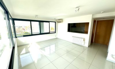 Cómodo apartamento para vivienda u oficina en torre de categoría en Maldonado