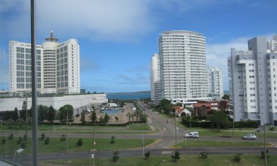 Amplia planta con vista al mar en edificio de primera categoría