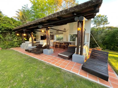 amplia casa con piscina a 200 metros del mar - spt5825c