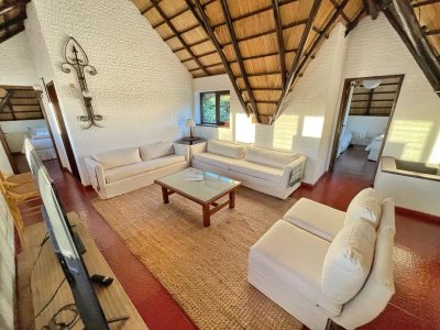 amplia casa con piscina a 200 metros del mar - spt5825c