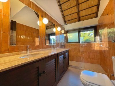 amplia casa con piscina a 200 metros del mar - spt5825c