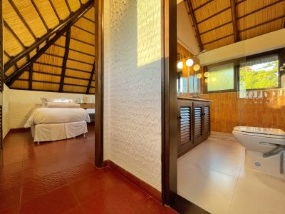 amplia casa con piscina a 200 metros del mar - spt5825c