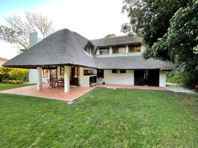 amplia casa con piscina a 200 metros del mar - spt5825c