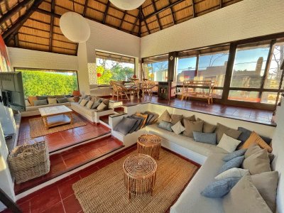 amplia casa con piscina a 200 metros del mar - spt5825c