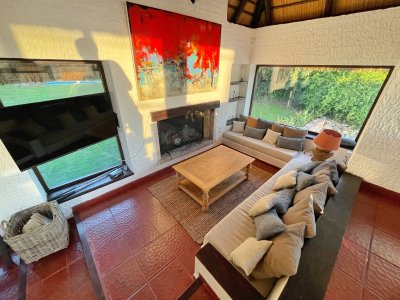 amplia casa con piscina a 200 metros del mar - spt5825c