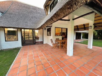 amplia casa con piscina a 200 metros del mar - spt5825c