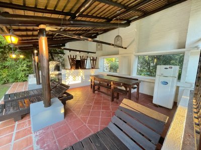 amplia casa con piscina a 200 metros del mar - spt5825c