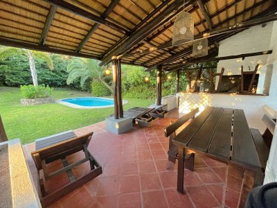 amplia casa con piscina a 200 metros del mar - spt5825c