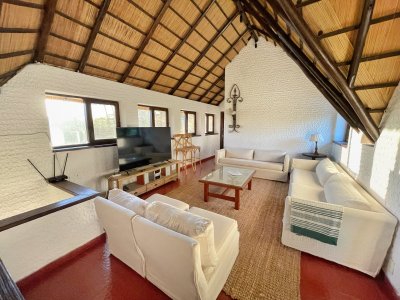 amplia casa con piscina a 200 metros del mar - spt5825c