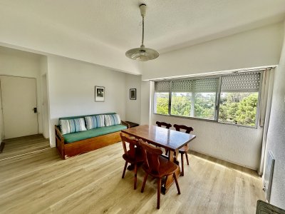 Un dormitorio en venta con vista al bosque