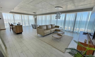 En alquiler, inigualable vista, 3 dormitorios en suite con amplia terraza, moderno, amplio y con todos los servicios, a pasos del mar