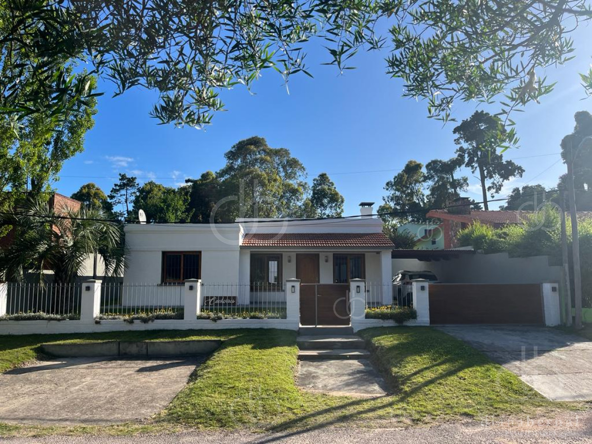 muy linda casa con piscina en pinares - dbp54850c
