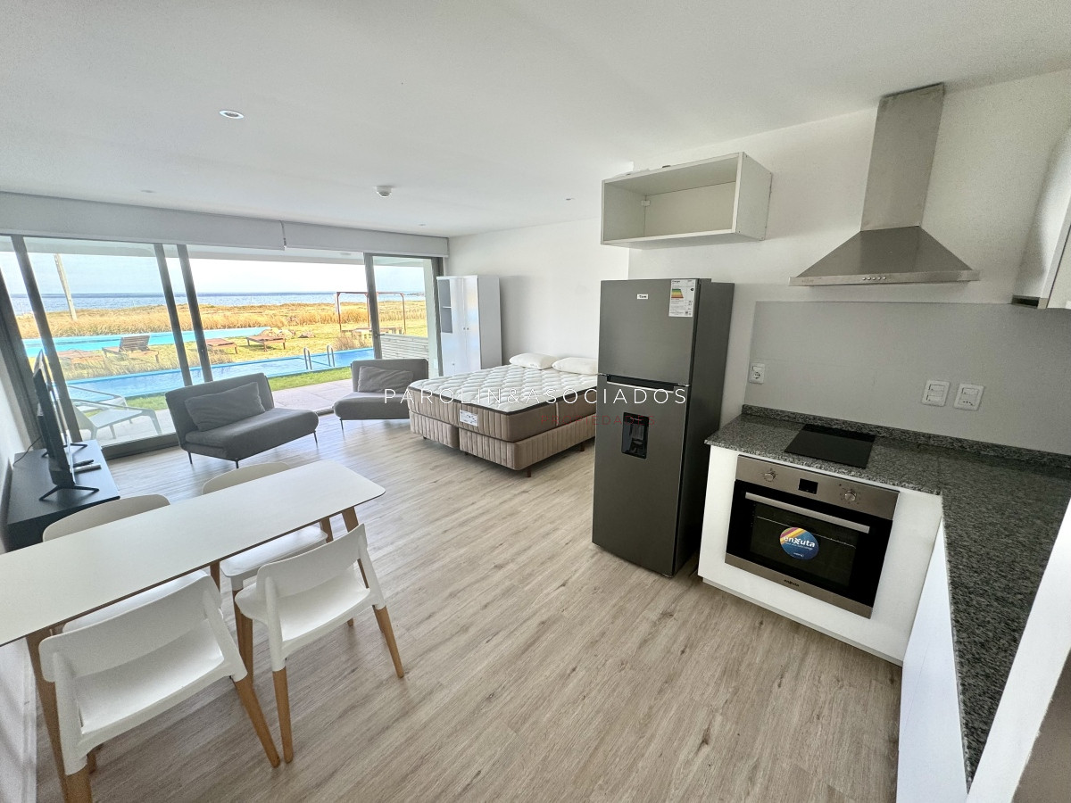 Excelente Monoambiente con piscina propia a pasos de la playa - GoPunta - Portal Inmobiliario de Punta del Este - Maldonado