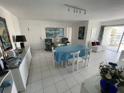 Apartamento en venta de 3 dormitorios en torre Ibiza, Punta del Este. 