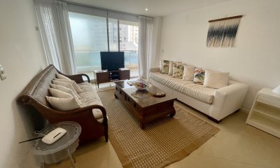 Amplio Apartamento de 3 dormitorios + dependencia a 100 metros Del Mar