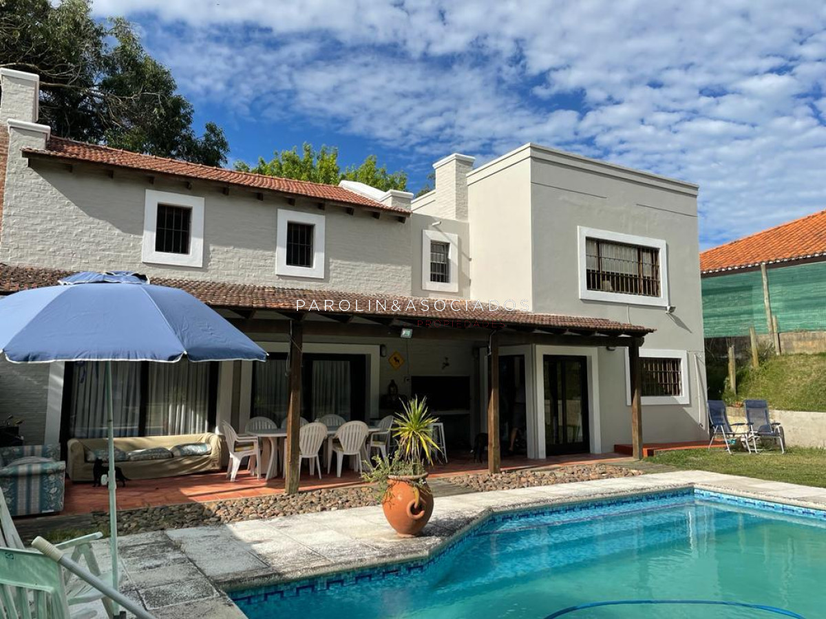 Hermosa casa en venta de 4 dormitorios en Marly, Punta del Este.