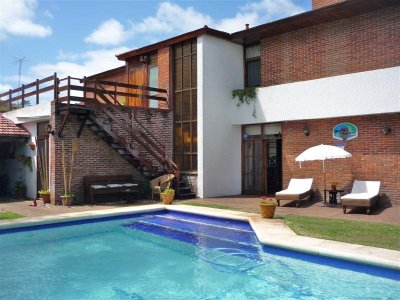 Muy linda casa de 5 dormitorios en venta en Mansa, Punta del Este.
