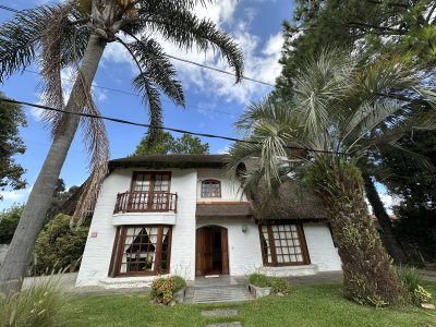 Casa en Pinares , 4 dormitorios y dependencia
