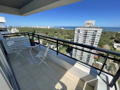 Penthouse con hermosa vista en venta, 3 dormitorios, cocina definida y lavadero, excelentes amenities y vista a amplia a la mansa