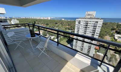 Penthouse con hermosa vista en venta, 3 dormitorios, cocina definida y lavadero, excelentes amenities y vista a amplia a la mansa