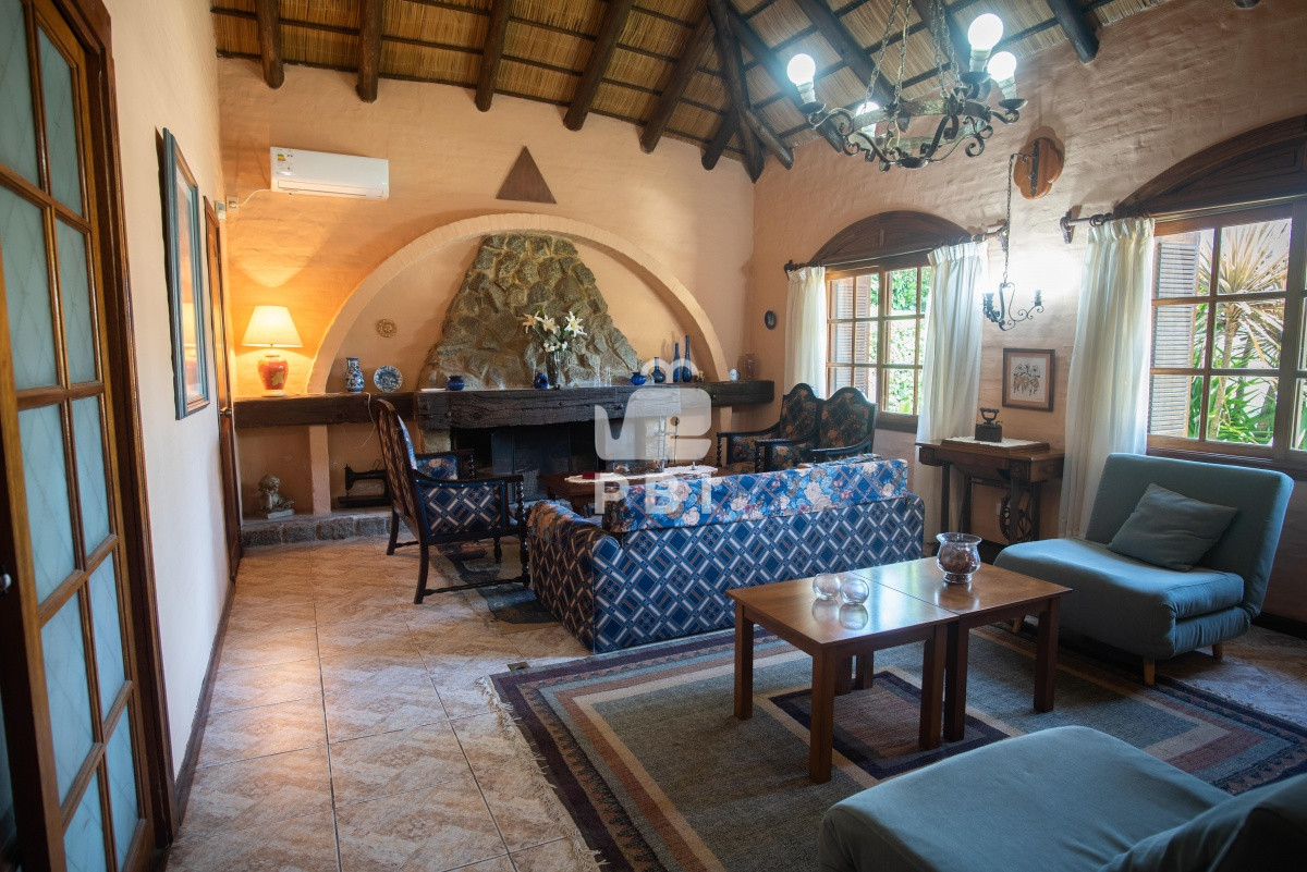 TXV5IGFtcGxpYSBjYXNhIGNvbiBwaXNjaW5hLCBwYXJyaWxsZXJvIHkgYXBhcnRhbWVudG8gYW5leG8uIC0gUmVmIDogUEJJMTU2Mjk=