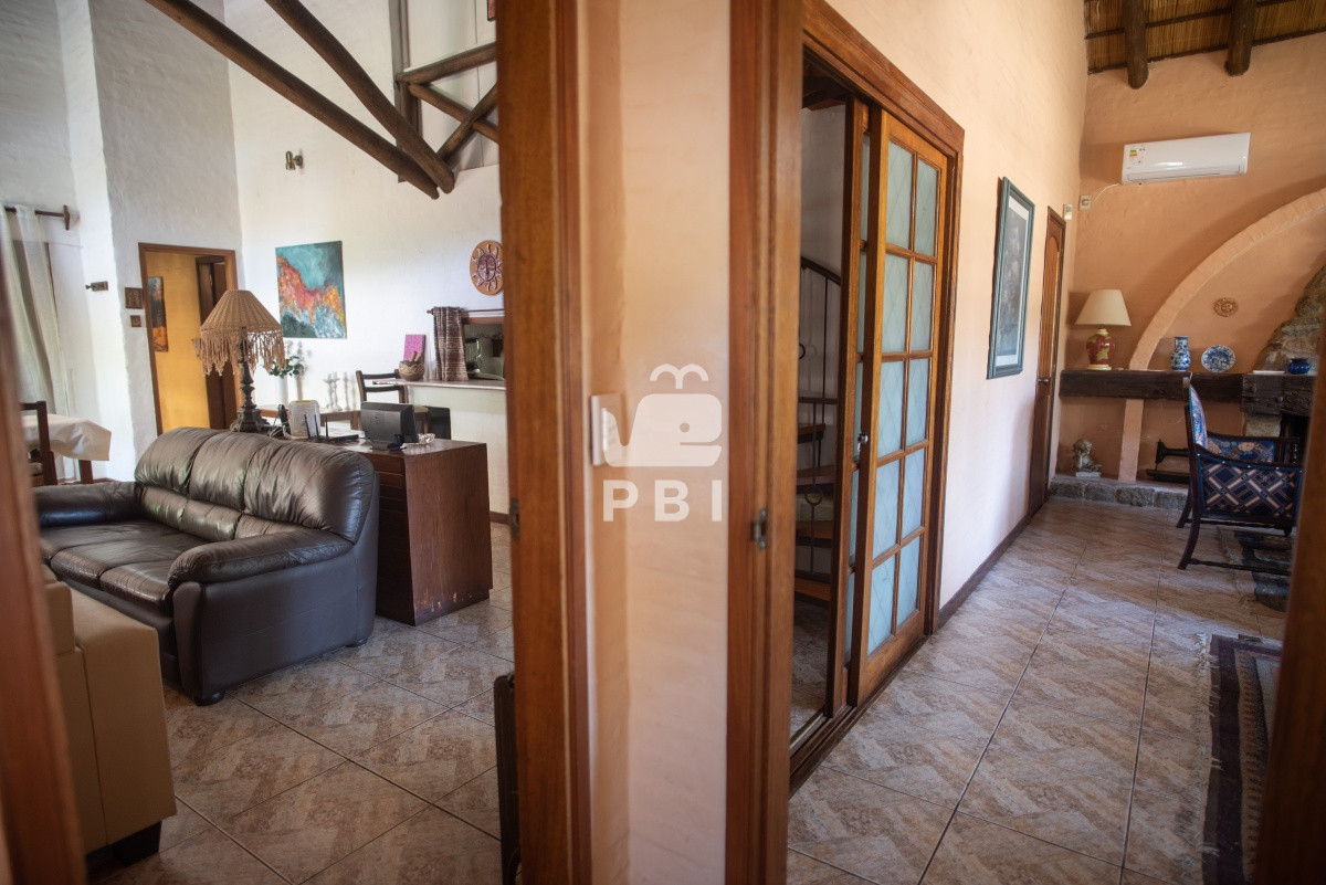 TXV5IGFtcGxpYSBjYXNhIGNvbiBwaXNjaW5hLCBwYXJyaWxsZXJvIHkgYXBhcnRhbWVudG8gYW5leG8uIC0gUmVmIDogUEJJMTU2Mjk=