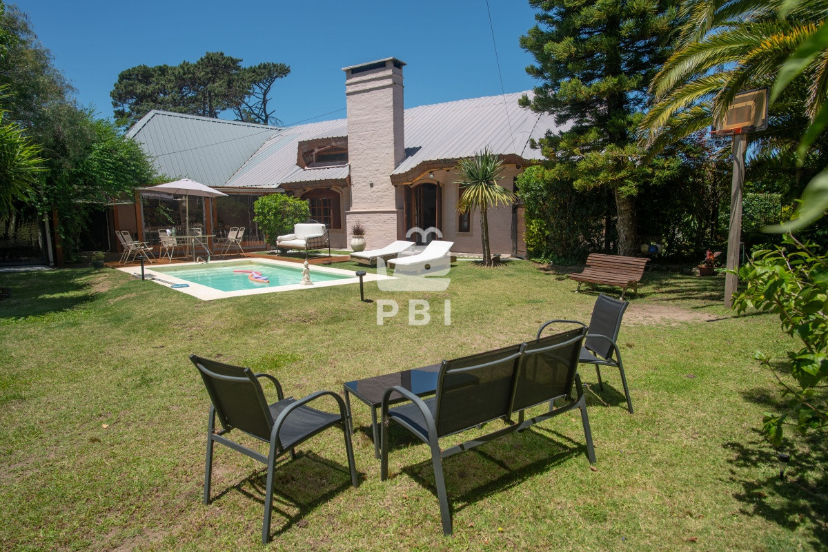 TXV5IGFtcGxpYSBjYXNhIGNvbiBwaXNjaW5hLCBwYXJyaWxsZXJvIHkgYXBhcnRhbWVudG8gYW5leG8uIC0gUmVmIDogUEJJMTU2Mjk=