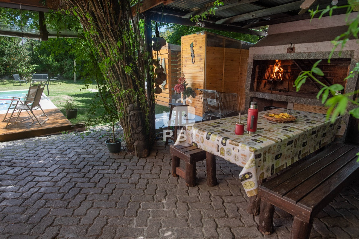 TXV5IGFtcGxpYSBjYXNhIGNvbiBwaXNjaW5hLCBwYXJyaWxsZXJvIHkgYXBhcnRhbWVudG8gYW5leG8uIC0gUmVmIDogUEJJMTU2Mjk=