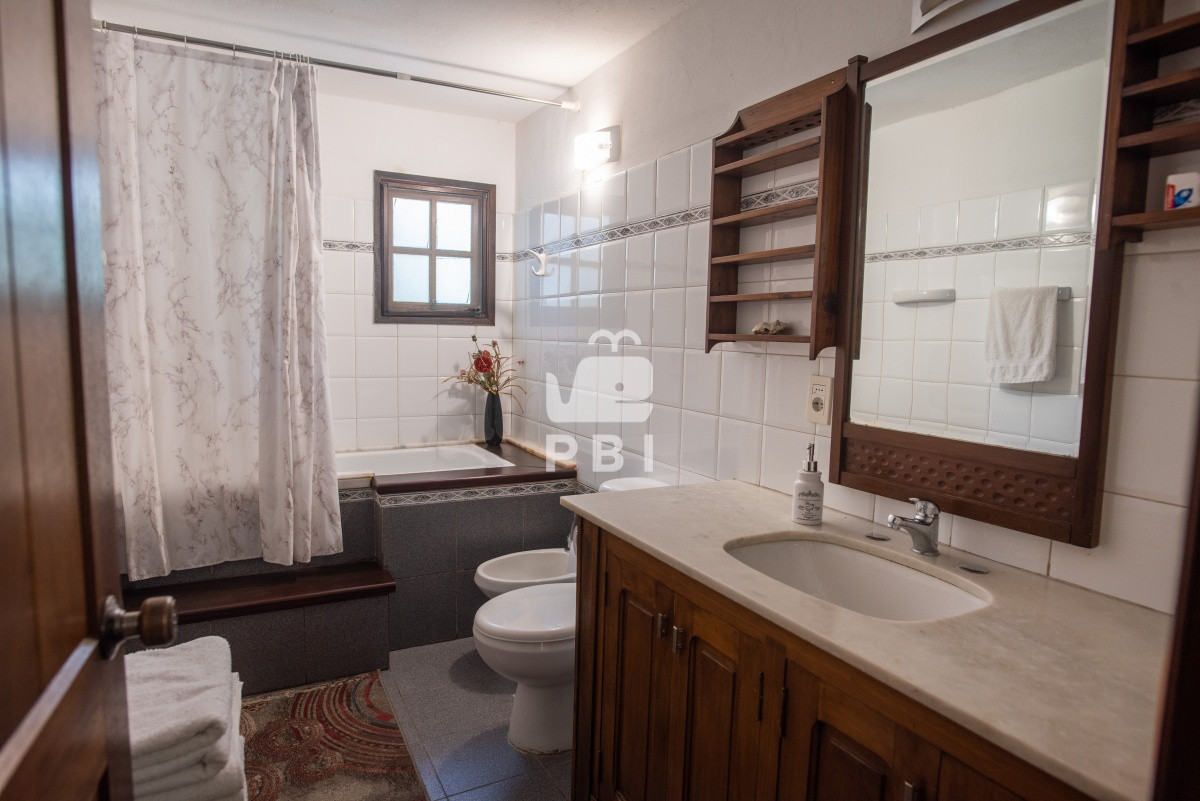 TXV5IGFtcGxpYSBjYXNhIGNvbiBwaXNjaW5hLCBwYXJyaWxsZXJvIHkgYXBhcnRhbWVudG8gYW5leG8uIC0gUmVmIDogUEJJMTU2Mjk=