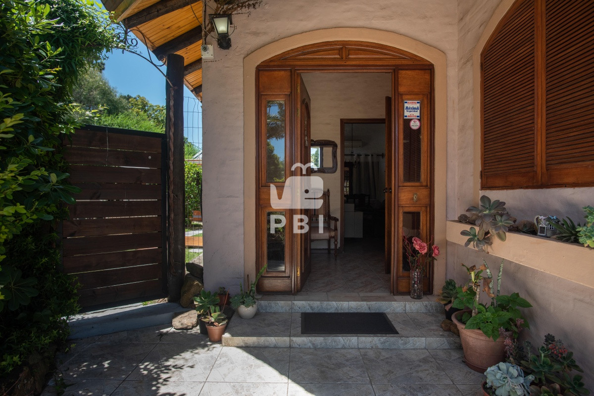 TXV5IGFtcGxpYSBjYXNhIGNvbiBwaXNjaW5hLCBwYXJyaWxsZXJvIHkgYXBhcnRhbWVudG8gYW5leG8uIC0gUmVmIDogUEJJMTU2Mjk=