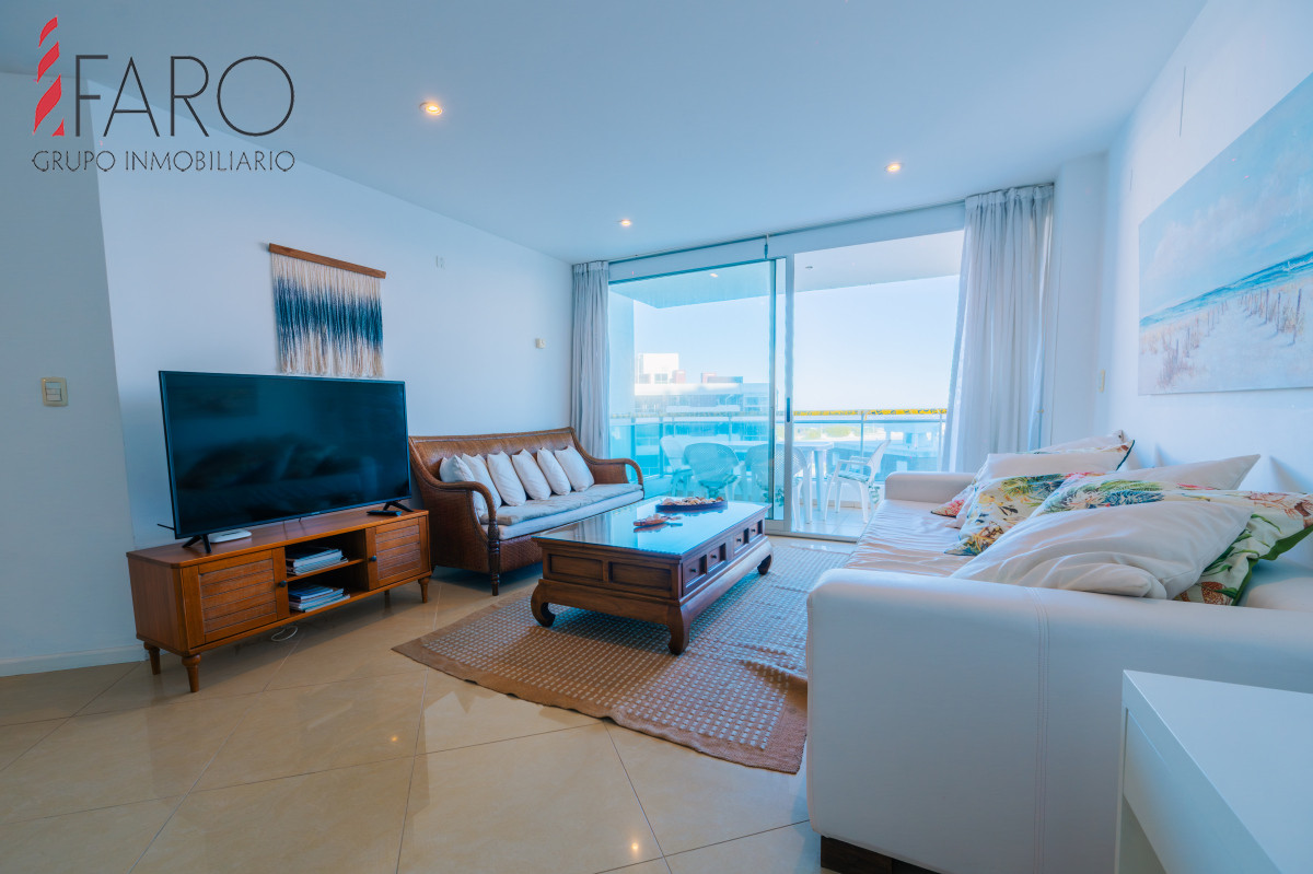 Amplio Apartamento de 3 dormitorios + dependencia a 100 metros Del Mar - FAR41838A
