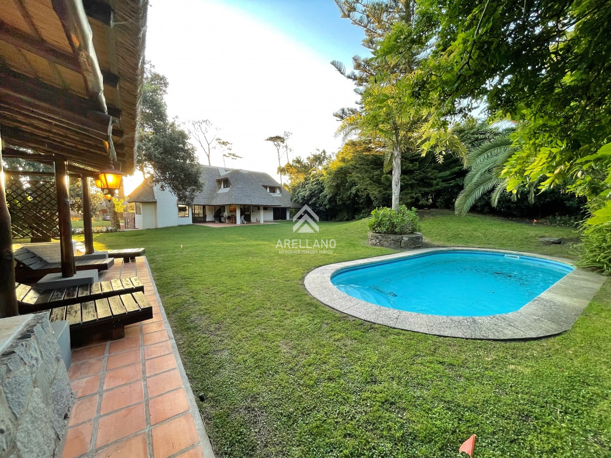 Casa ID.5280 - En alquiler primer quincena de enero amplia casa con piscina y parrillero a 200 metros del mar