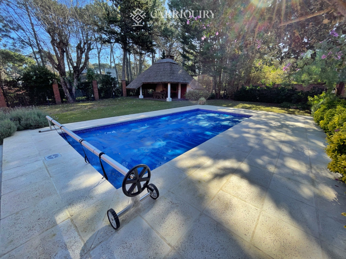 Casa ID.8006 -  alquiler temporal, amplia casa con piscina y parrillero, 3 dormitorios y dependencia, predio cerrado, mucama