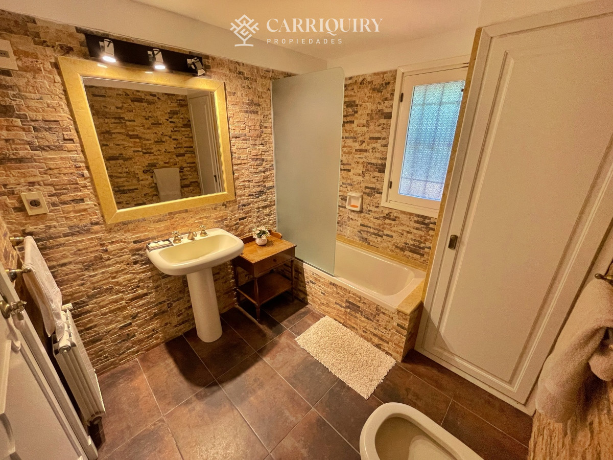 Casa ID.8006 -  alquiler temporal, amplia casa con piscina y parrillero, 3 dormitorios y dependencia, predio cerrado, mucama