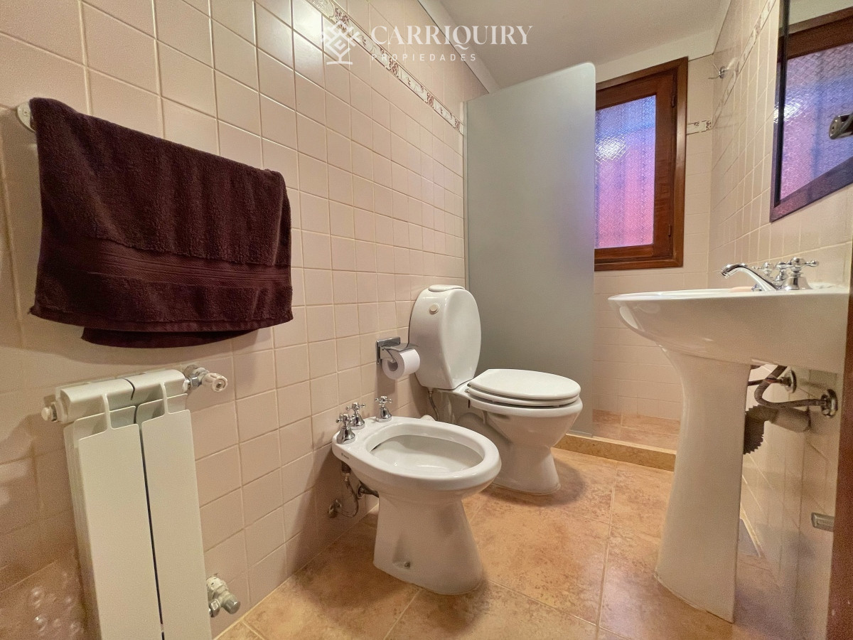 Casa ID.8006 -  alquiler temporal, amplia casa con piscina y parrillero, 3 dormitorios y dependencia, predio cerrado, mucama