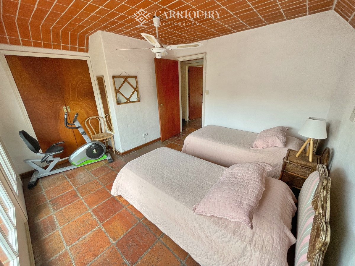 Casa ID.7299/En-alquiler-casa-de-3-dormitorios-más-dependencia-de-servicio-Punta-del-Este- - Casa en Mansa, 4 dormitorios y dependencia, piscina, barbacoa. Alquiler de temporada
