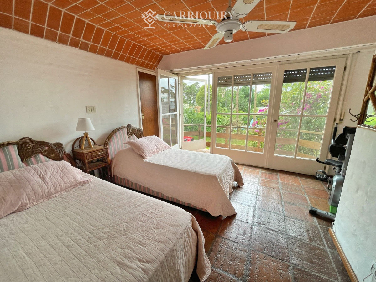 Casa ID.7299/En-alquiler-casa-de-3-dormitorios-más-dependencia-de-servicio-Punta-del-Este- - Casa en Mansa, 4 dormitorios y dependencia, piscina, barbacoa. Alquiler de temporada