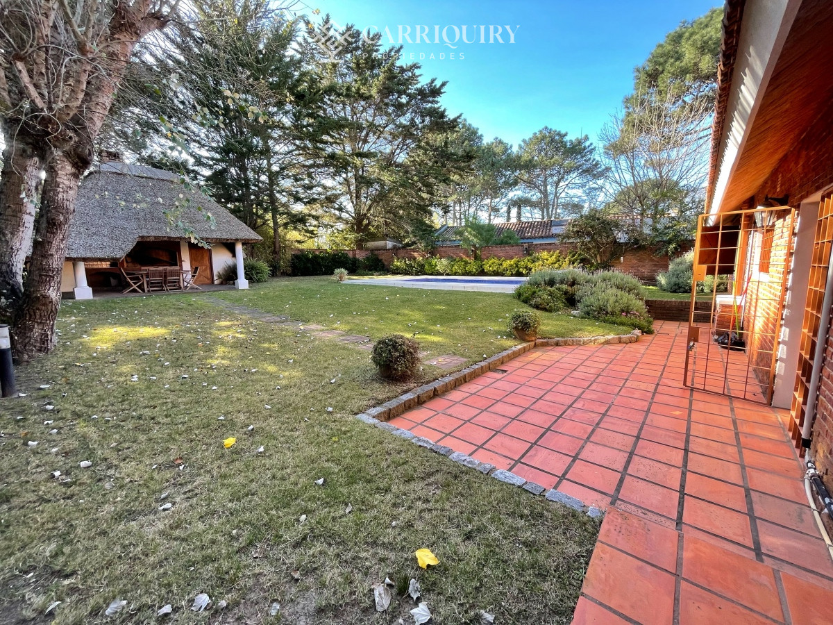 Casa ID.8006 -  alquiler temporal, amplia casa con piscina y parrillero, 3 dormitorios y dependencia, predio cerrado, mucama