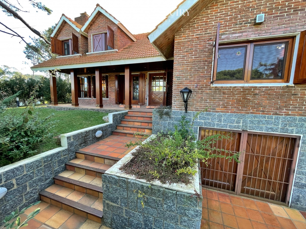 Casa ID.8006 -  alquiler temporal, amplia casa con piscina y parrillero, 3 dormitorios y dependencia, predio cerrado, mucama