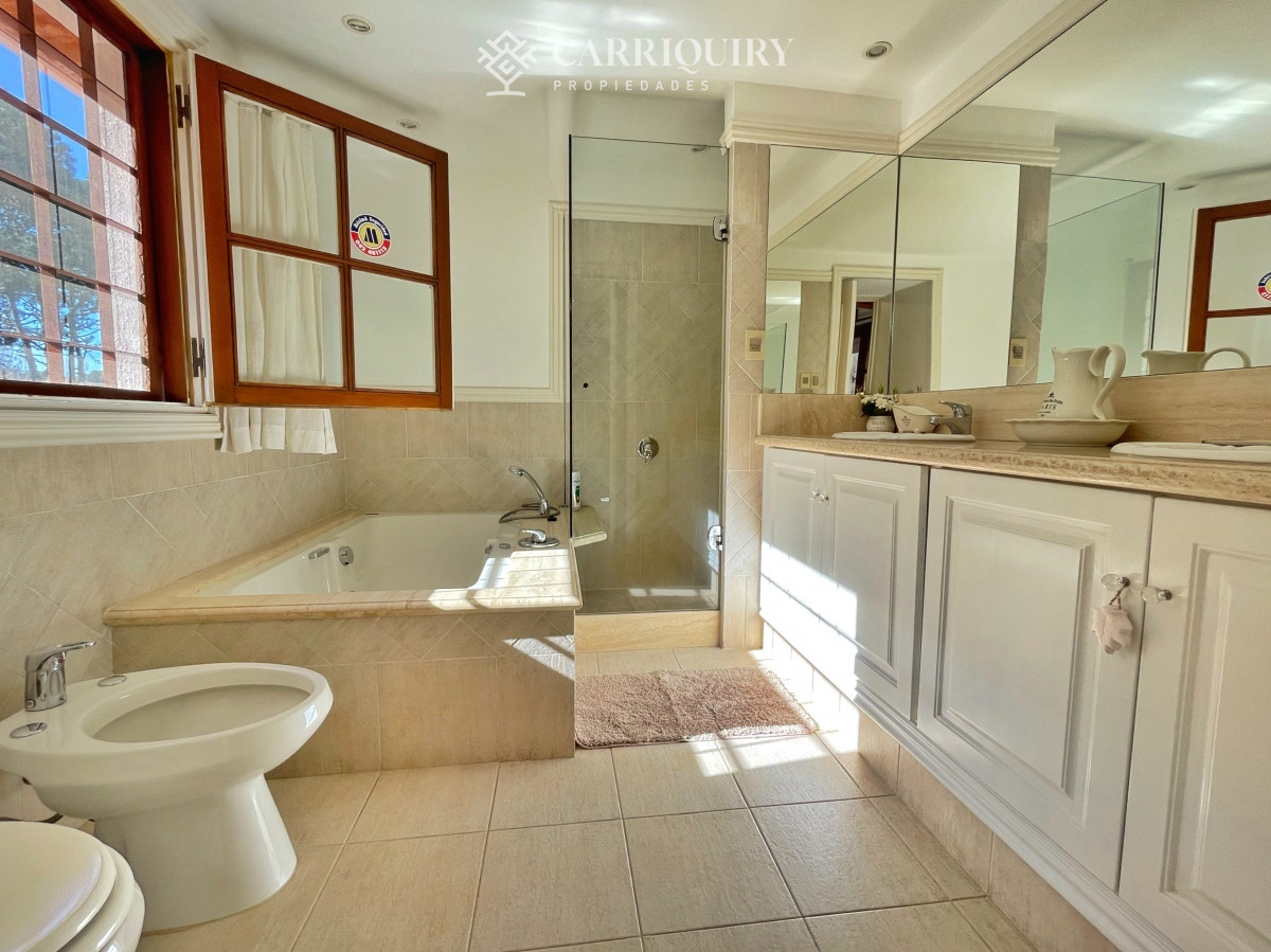 Casa ID.8006 -  alquiler temporal, amplia casa con piscina y parrillero, 3 dormitorios y dependencia, predio cerrado, mucama