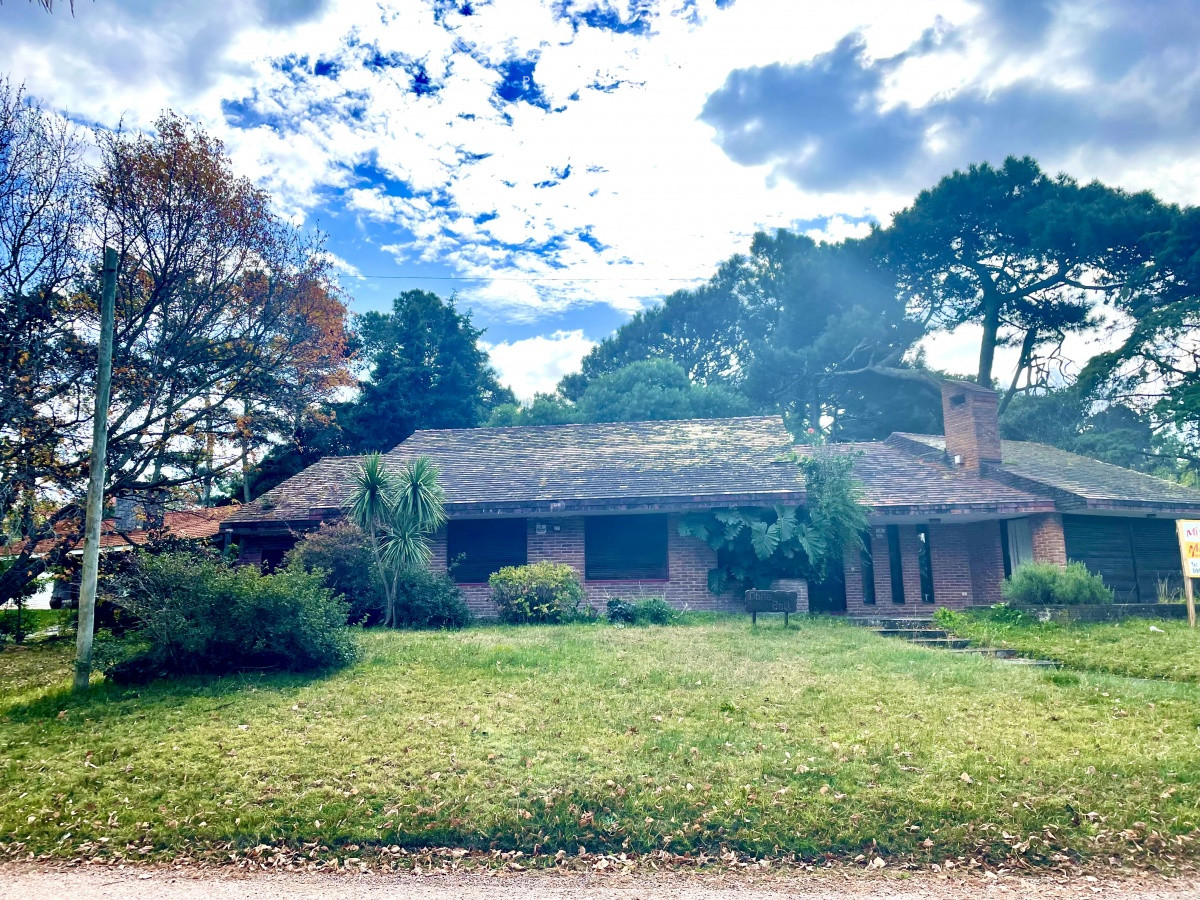 Casa ID.9830/Casa-en-ubicación-inigualable-en-Parada-6--Potencial-comercial-único.-IDEAL-CLINICA-ODONTOLOGICA - Oportunidad en San Rafael, chalet tradicional con 1566 m2 de terreno
