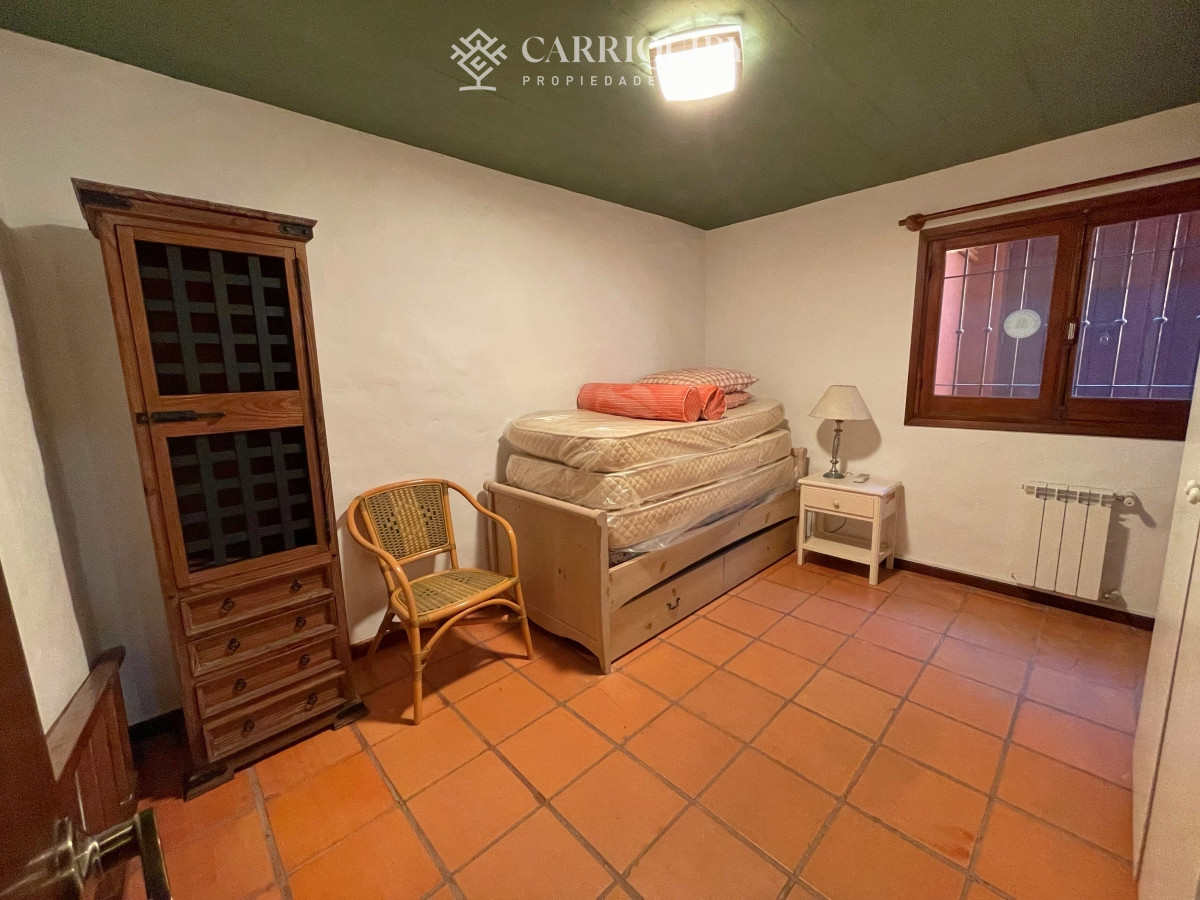 Casa ID.8006 -  alquiler temporal, amplia casa con piscina y parrillero, 3 dormitorios y dependencia, predio cerrado, mucama