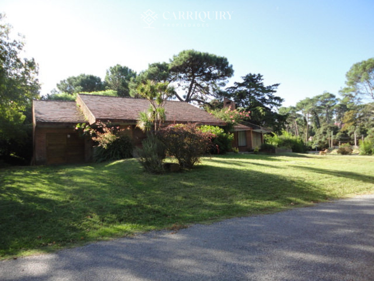 Casa ID.9830/Casa-en-ubicación-inigualable-en-Parada-6--Potencial-comercial-único.-IDEAL-CLINICA-ODONTOLOGICA - Oportunidad en San Rafael, chalet tradicional con 1566 m2 de terreno