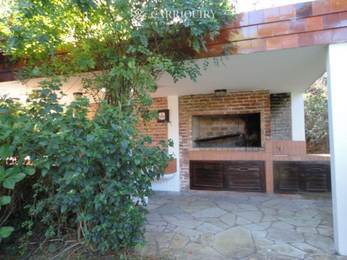 Casa ID.9830/Casa-en-ubicación-inigualable-en-Parada-6--Potencial-comercial-único.-IDEAL-CLINICA-ODONTOLOGICA - Oportunidad en San Rafael, chalet tradicional con 1566 m2 de terreno