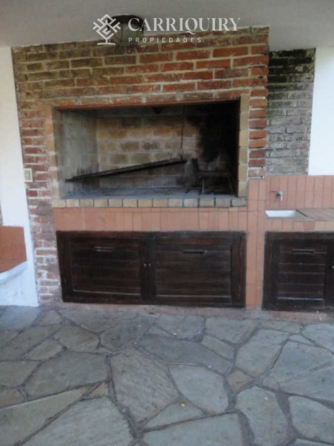 Casa ID.9830/Casa-en-ubicación-inigualable-en-Parada-6--Potencial-comercial-único.-IDEAL-CLINICA-ODONTOLOGICA - Oportunidad en San Rafael, chalet tradicional con 1566 m2 de terreno